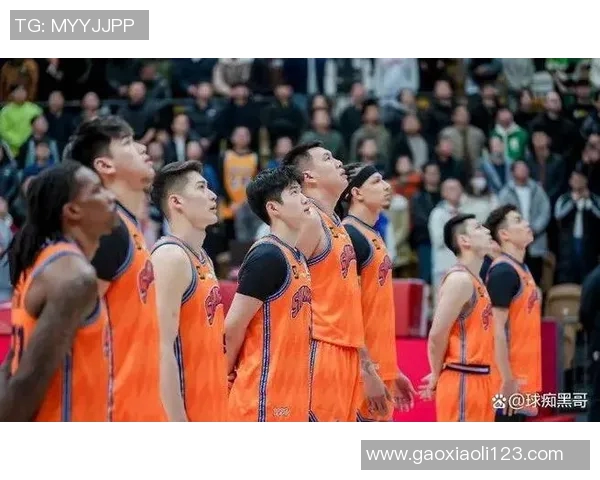 上海篮球队团队协作引发热议球迷对战术配合与球员默契提出不同看法