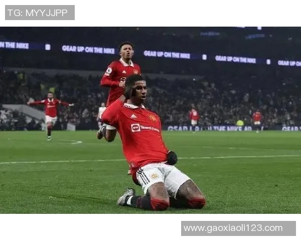 足球明星滑跪视频引发热议网友热评背后故事与情感共鸣 足球明星滑跪视频引发热议网友热评背后故事与情感共鸣